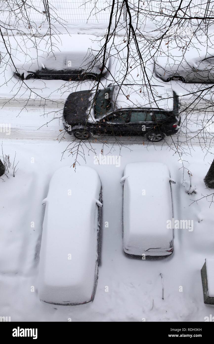 Los coches cubiertos de nieve en una calle residencial, Essen, en Renania del Norte-Westfalia Foto de stock