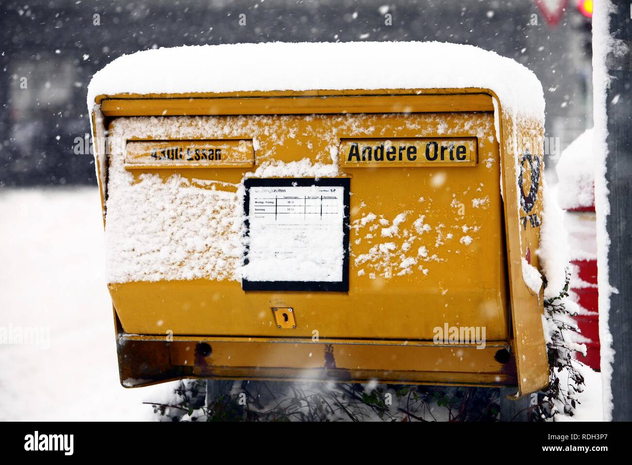 Amarillo cubierto de nieve y la casilla de correo de Deutsche Post, Essen, en Renania del Norte-Westfalia Foto de stock