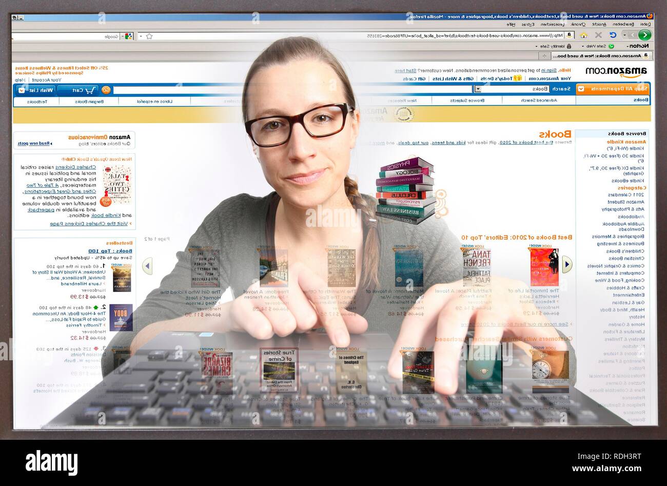 Mujer joven sentado frente a una computadora por Internet, viendo página del de compras en Internet, Amazon Fotografía de stock - Alamy