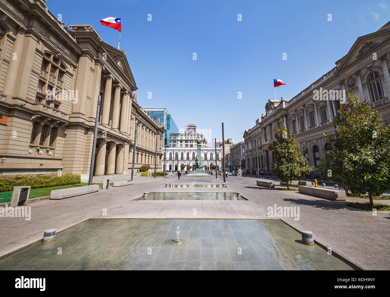 Plaza Plaza Montt-Varas con los tribunales de justicia y antiguo palacio de congresos - Santiago, Chile Foto de stock