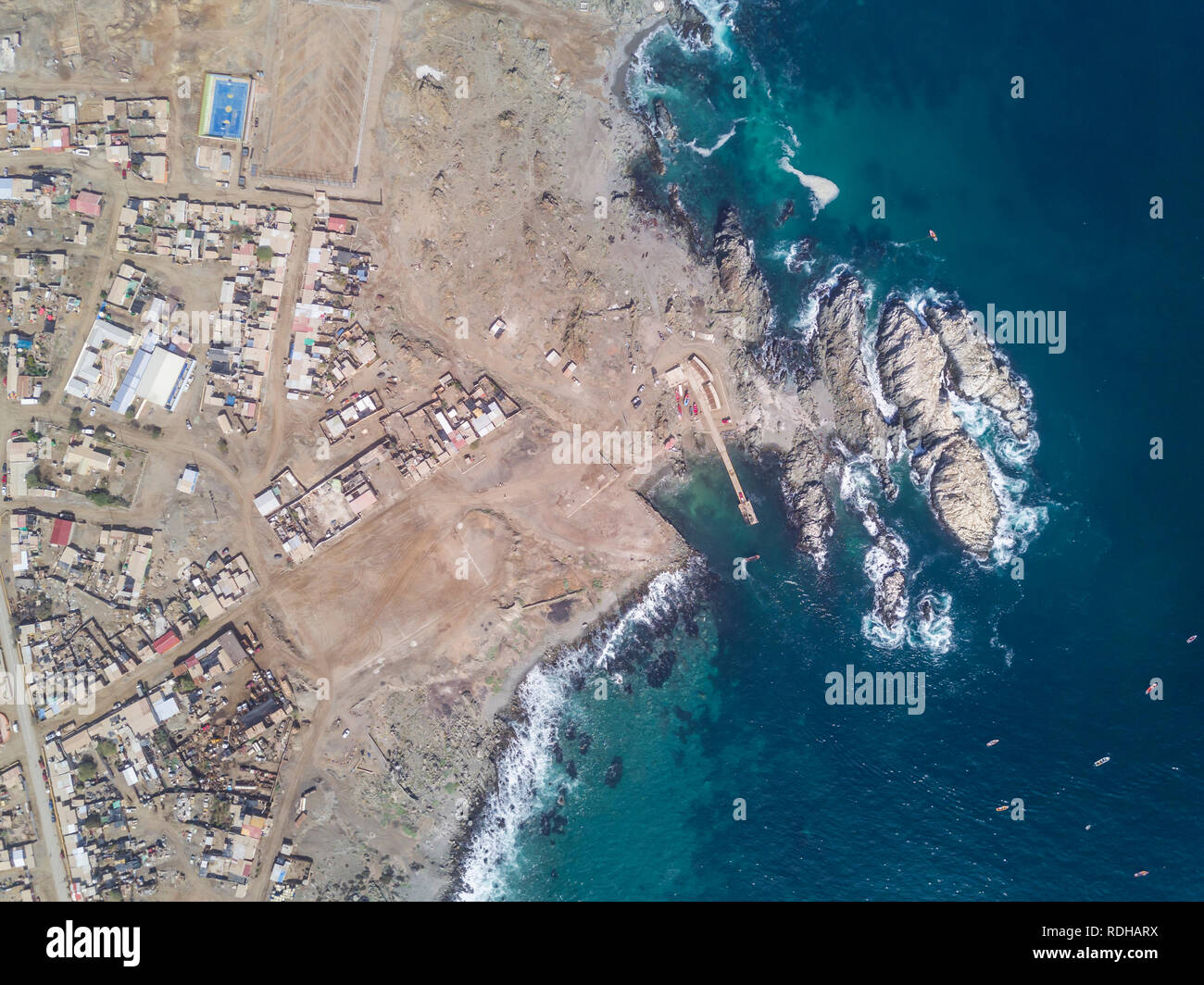 Una vista aérea de la ciudad de Paposo y la península de ella tiene con