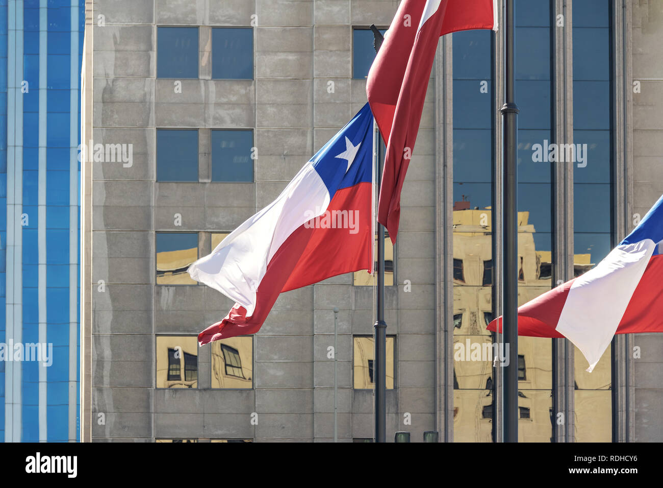 Banderas chilenas en frente del Palacio de La Moneda Santiago, Chile