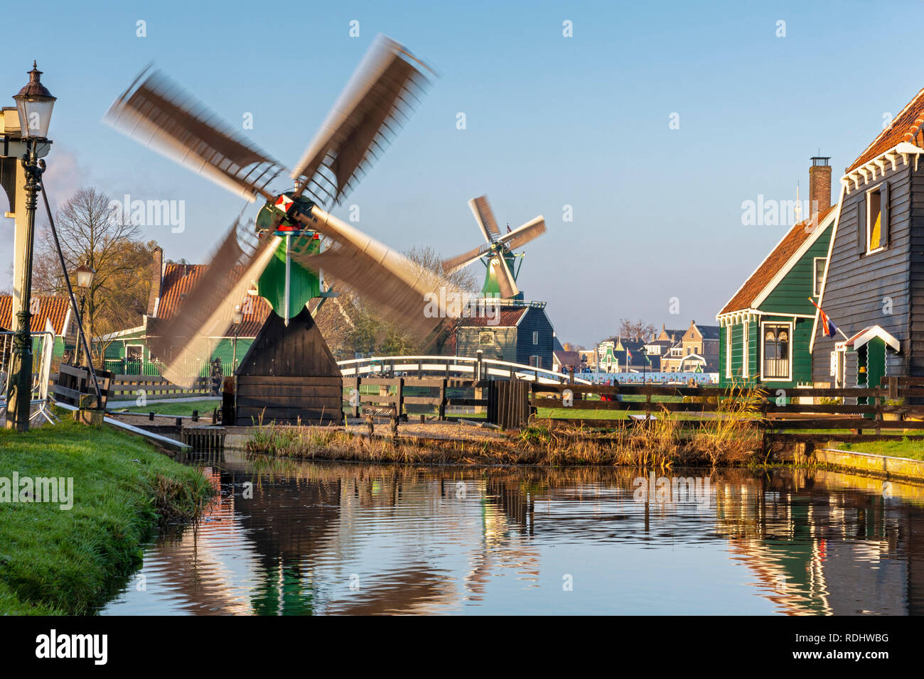 Países Bajos, Zaanse Schans cerca de Zaandam, Open Air atracción turística con molinos de viento y casas, principalmente desde el siglo 17 y 18. Foto de stock