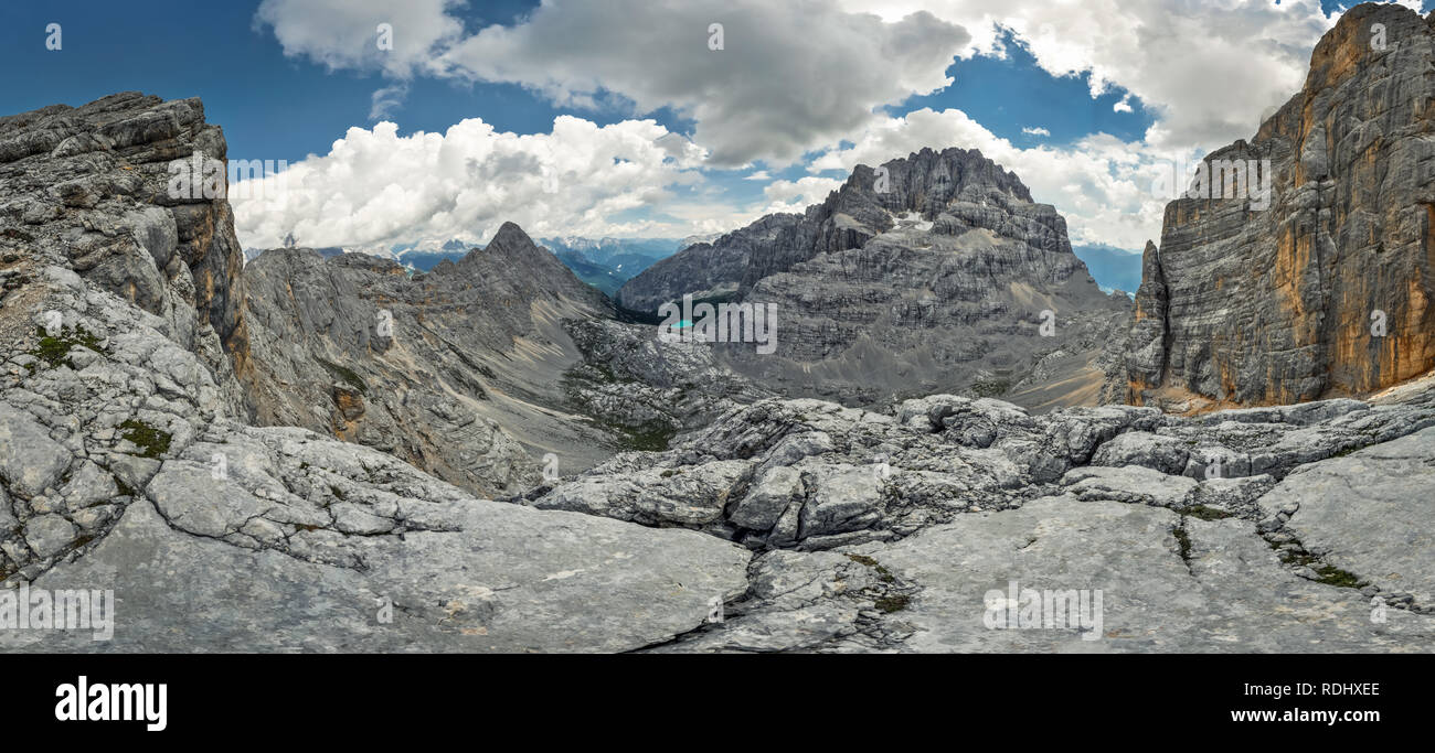 Rocky paisaje alpino de los Dolomitas en Italia con sus afilados picos típico. Foto de stock