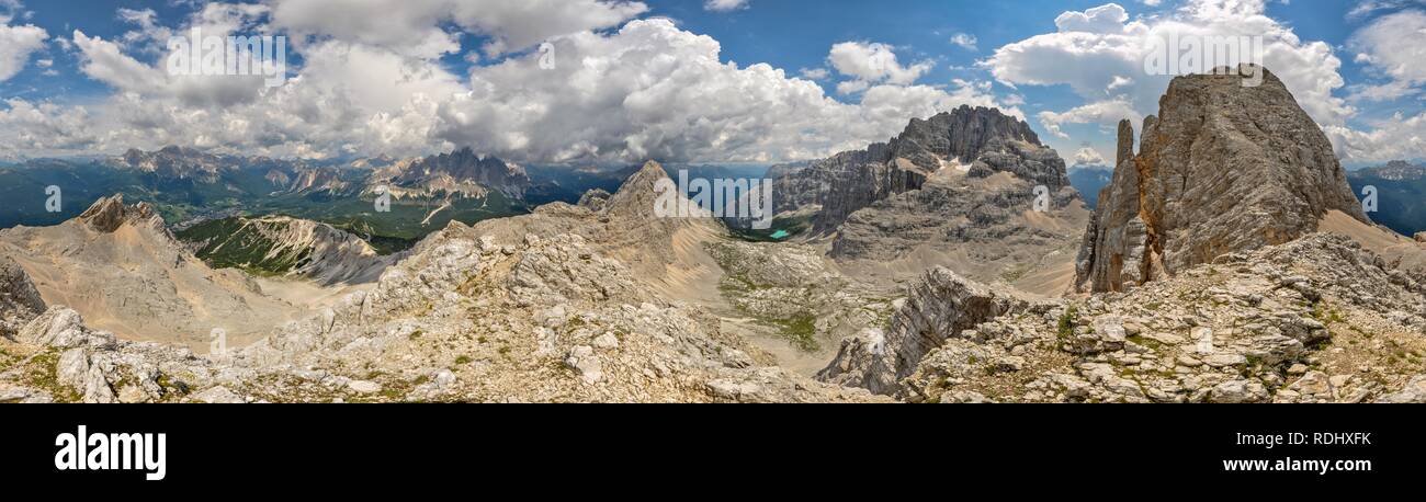 Pintoresco panorama de los Dolomitas en Italia con su típico paisaje alpino rocoso y majestuosas cimas. Foto de stock