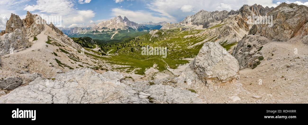 Hermoso panorama de los Dolomitas italianos en un día soleado de verano. Foto de stock