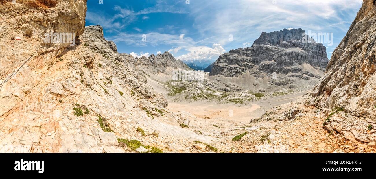Afiladas crestas rocosas de los Dolomitas italianos en un día soleado de verano. Foto de stock
