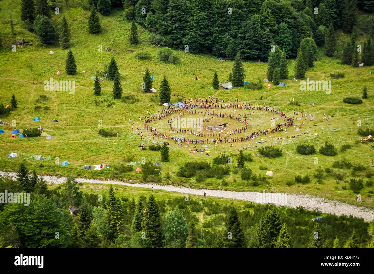 La gente de pie en círculos durante el festival en la naturaleza. Foto de stock