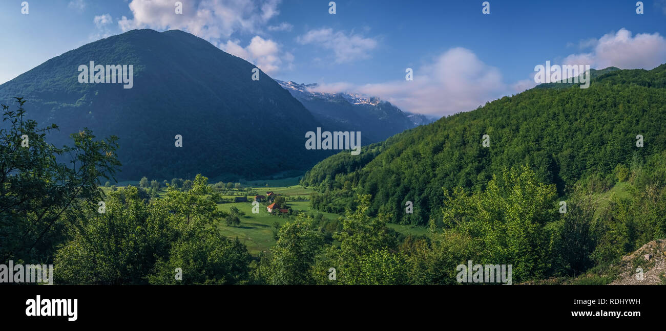 Pintoresco valle verde en Montenegro en un día soleado de verano. Foto de stock