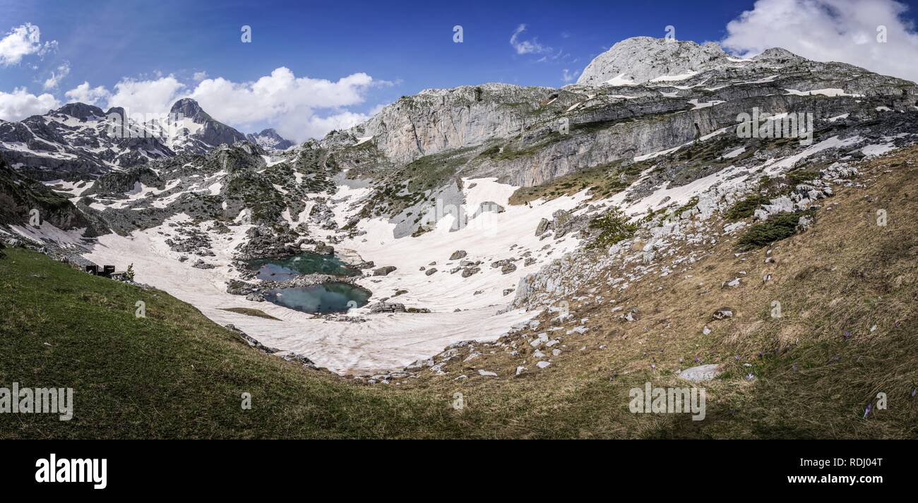Hermoso panorama del lago de montaña, rodeado de majestuosos picos en Montenegro el día soleado. Foto de stock