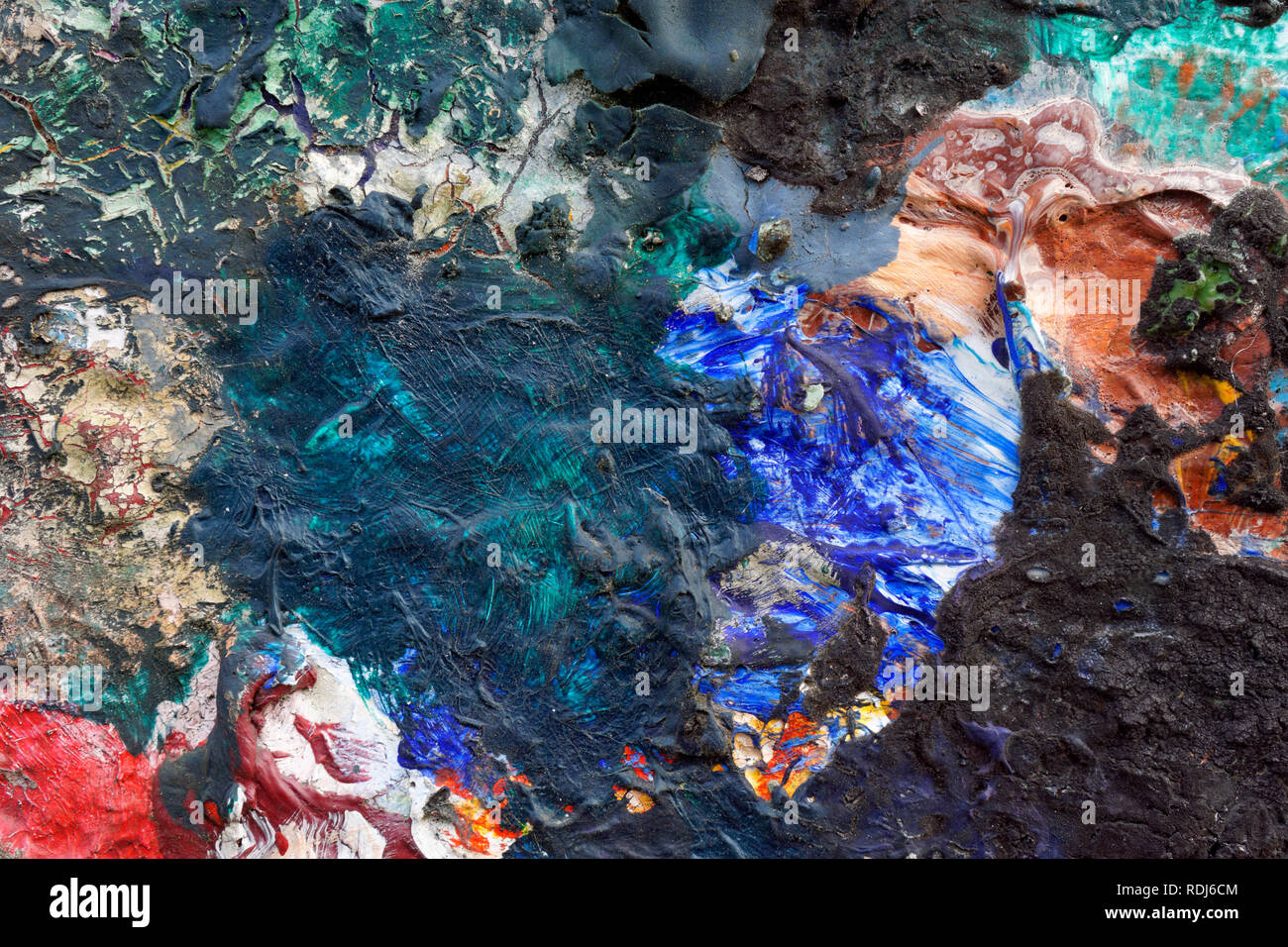 Resumen Antecedentes coloridos fragmentado, manchas de pintura en una paleta del artista. Foto de stock