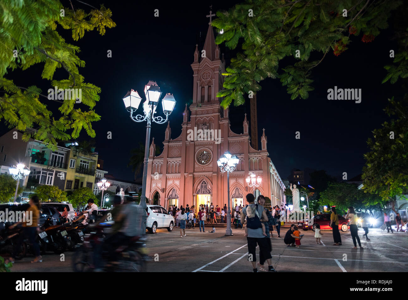 Da Nang, Vietnam - Octubre 21, 2018: Danang (Catedral Basílica del Sagrado Corazón de Jesús Cristo) y su patio durante la noche. Foto de stock