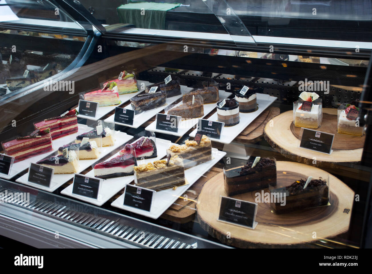 De postre dulce merienda y tarta para venta en pastel vitrina refrigerador  para personas seleccionar y comprar en la panadería y cafetería el 13 de  noviembre de 2018, en Saraburi Fotografía de