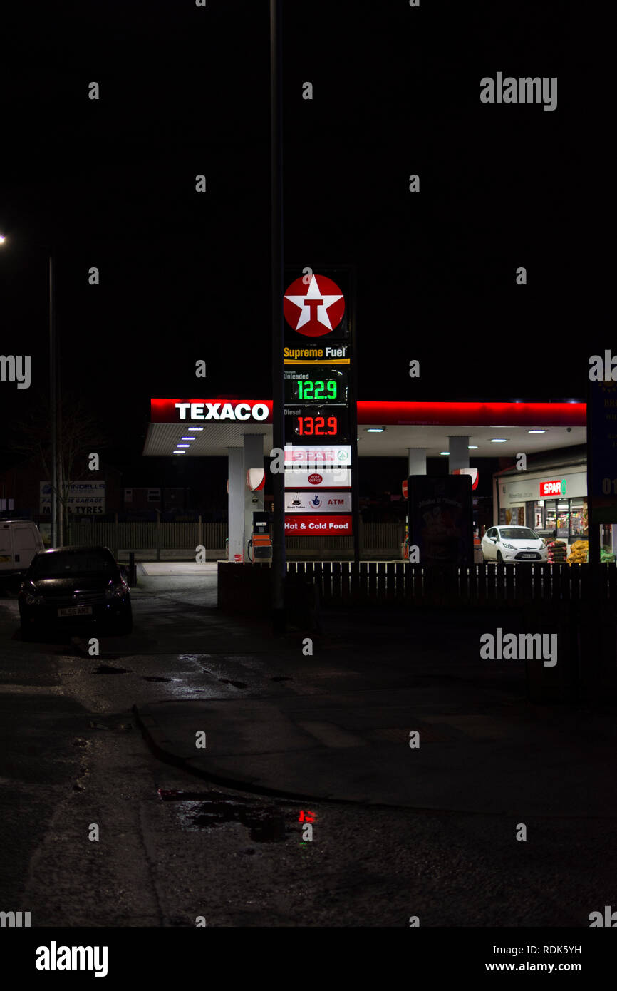 Texaco rojo y la estación de servicio de gasolina en la noche Foto de stock
