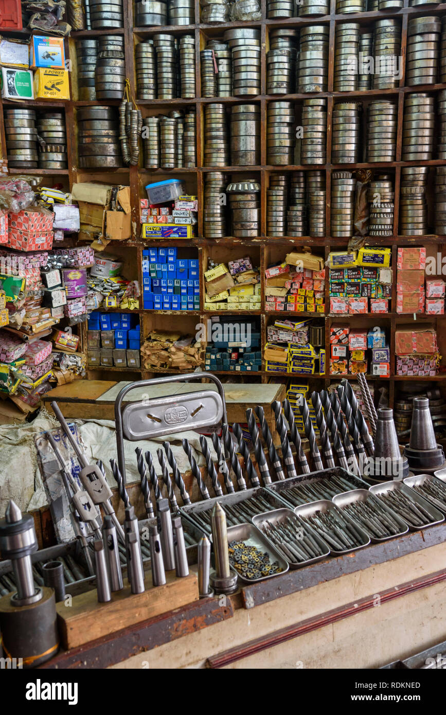 Taladros y rodamientos para venta, mercado, Banaglore Krishnarajendra, Bengaluru, Karnataka, India Foto de stock