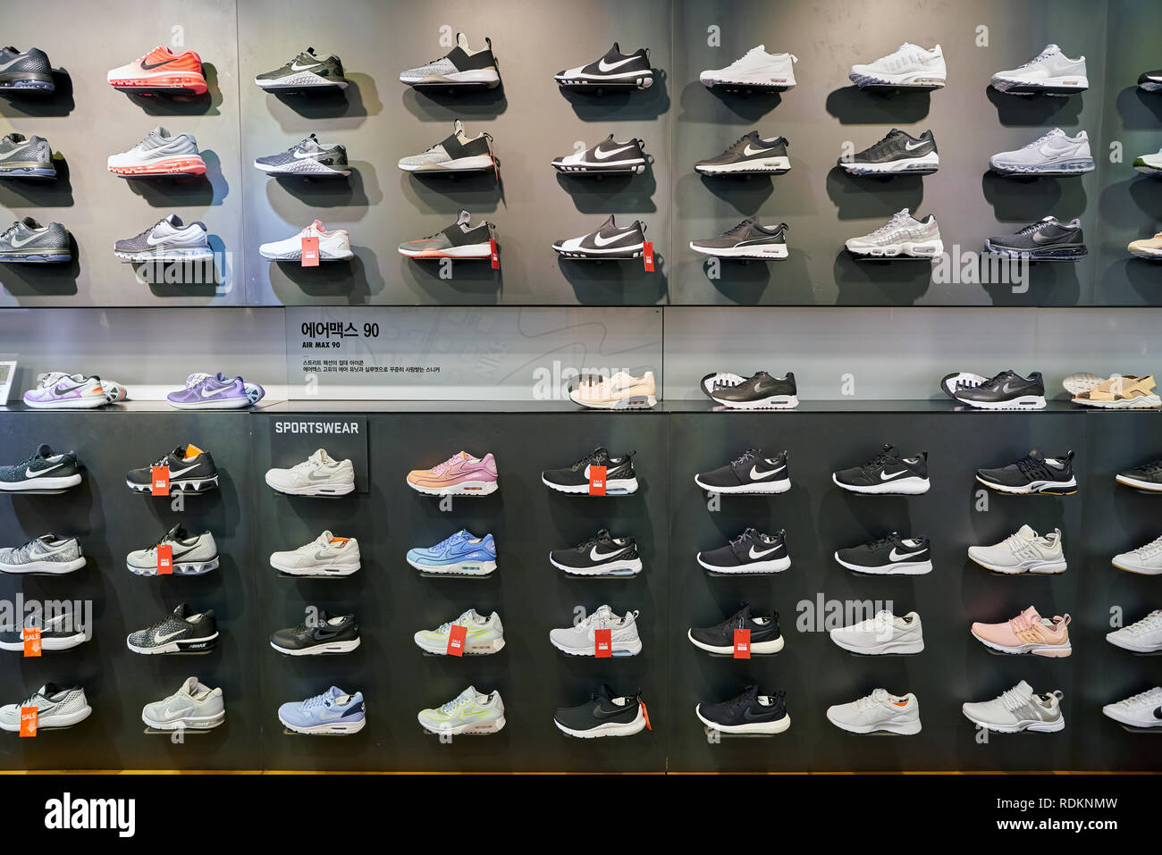 Seúl, Corea del Sur - CIRCA mayo, 2017: calzado Nike Store en exhibición en  Seúl Fotografía de stock - Alamy