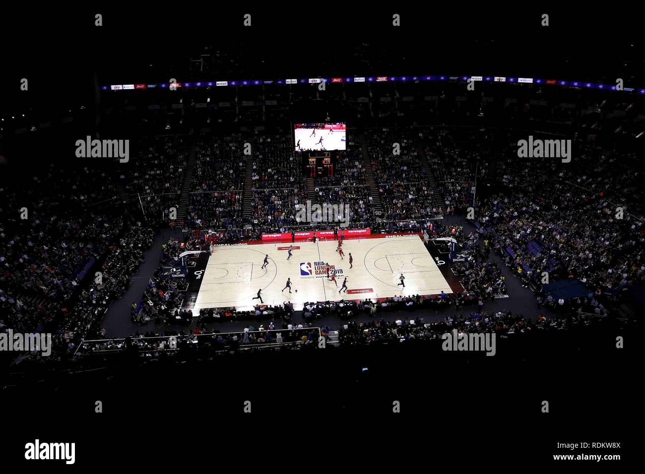 Una vista gerneral de acción del partido durante el NBA Juego de Londres 2019 en el O2 Arena, Londres Foto de stock