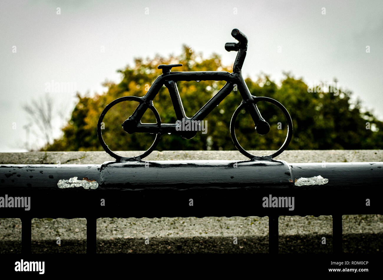 Símbolo de bicicleta de metal en una valla en las Cataratas del Niágara  Fotografía de stock - Alamy
