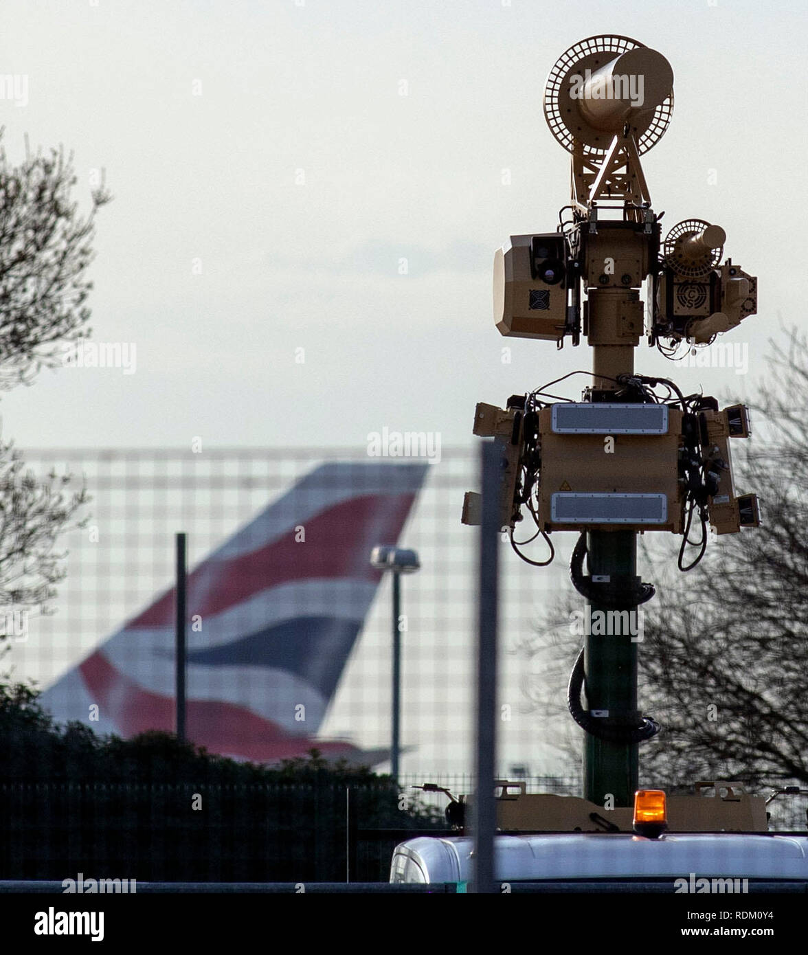 Los AUDS (Anti-UAV) del sistema de defensa system, cual puede detectar, rastrear y tierra de aviones teledirigidos, desplegados en parte superior de un vehículo en el de Heathrow