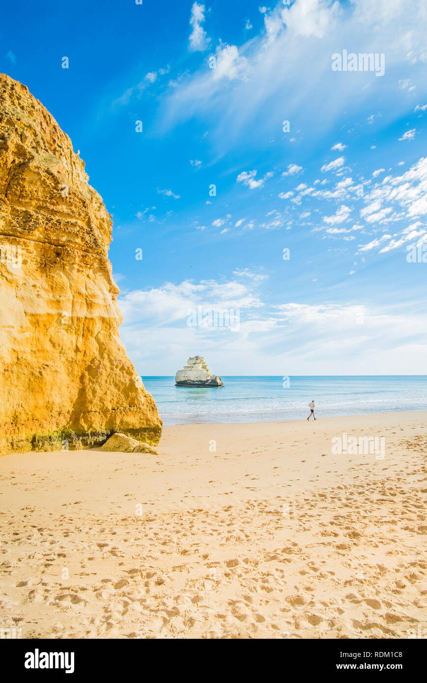 Emparejador solitario en la playa de Praia da rocha en la pre-temporada Foto de stock
