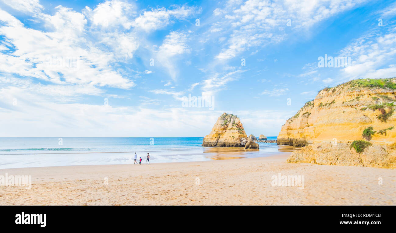 Familia en playas desiertas en la pre-temporada Foto de stock