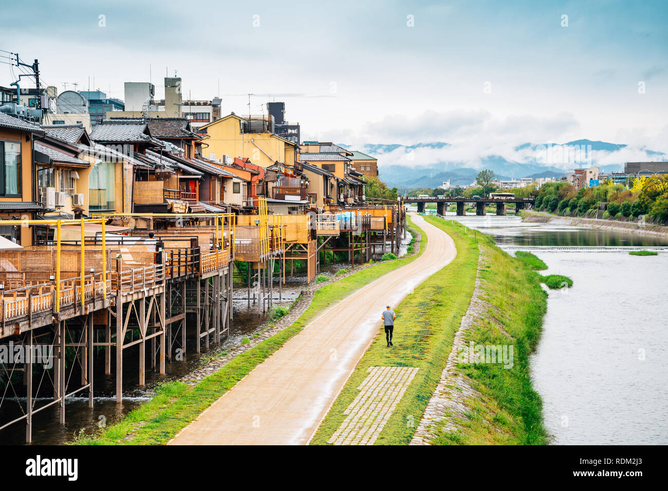 Pontocho antiguo restaurante y el río Kamo en Kyoto, Japón Foto de stock