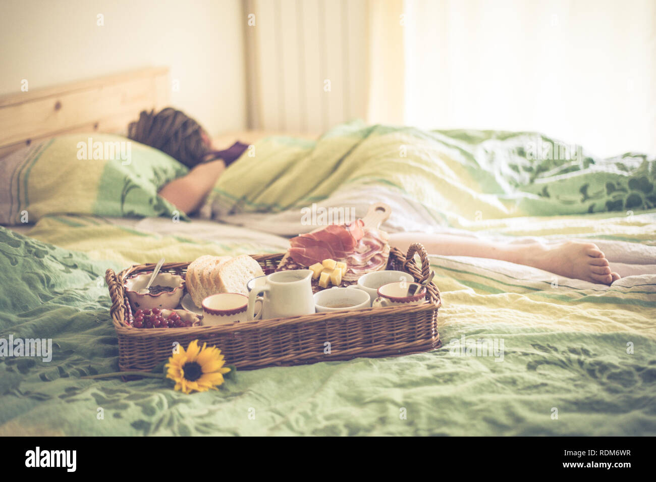 El desayuno en la cama, junto a la mujer que duerme en la cama, a la mañana  temprano sorpresa Fotografía de stock - Alamy