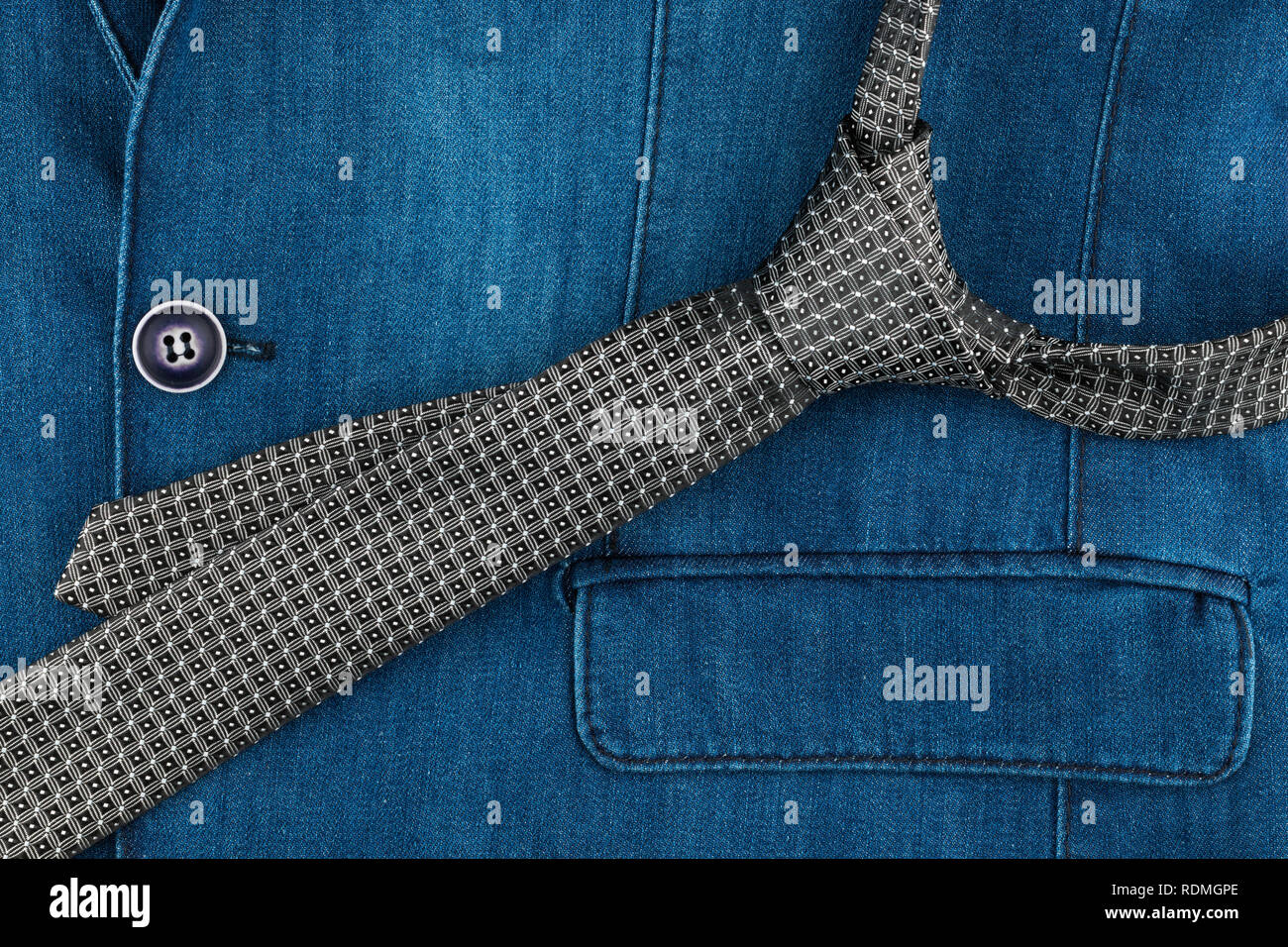 Detalle de un hombre en traje de mezclilla. Una chaqueta y corbata gris.  Vista superior Fotografía de stock - Alamy