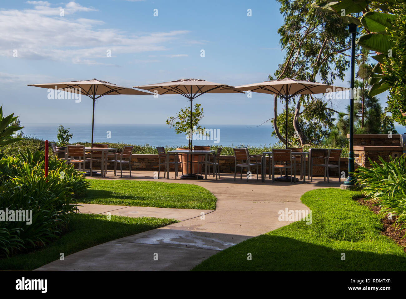 Patio exterior en el resort restaurante con tres mesas con sombrillas y