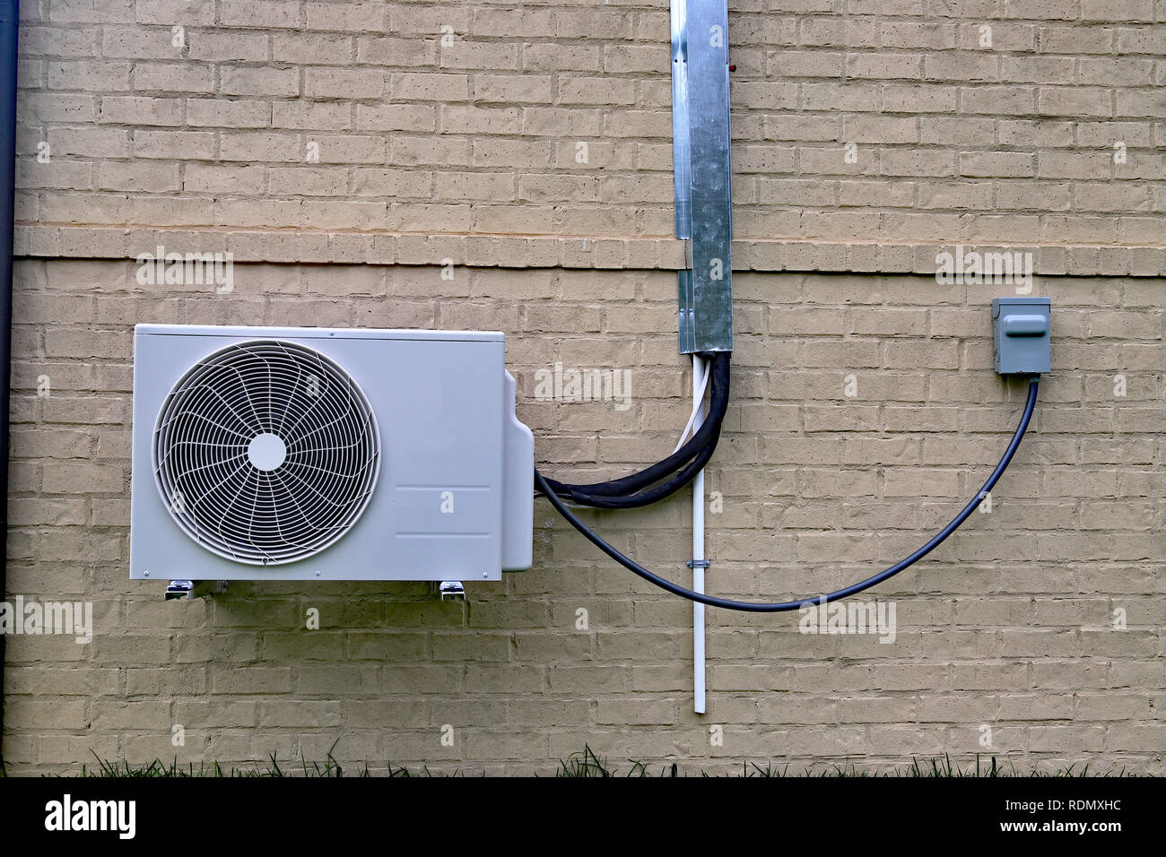 Sistema de aire acondicionado Mini Split junto a casa con pared de ladrillo  pintado y el espacio para la copia de texto Fotografía de stock - Alamy