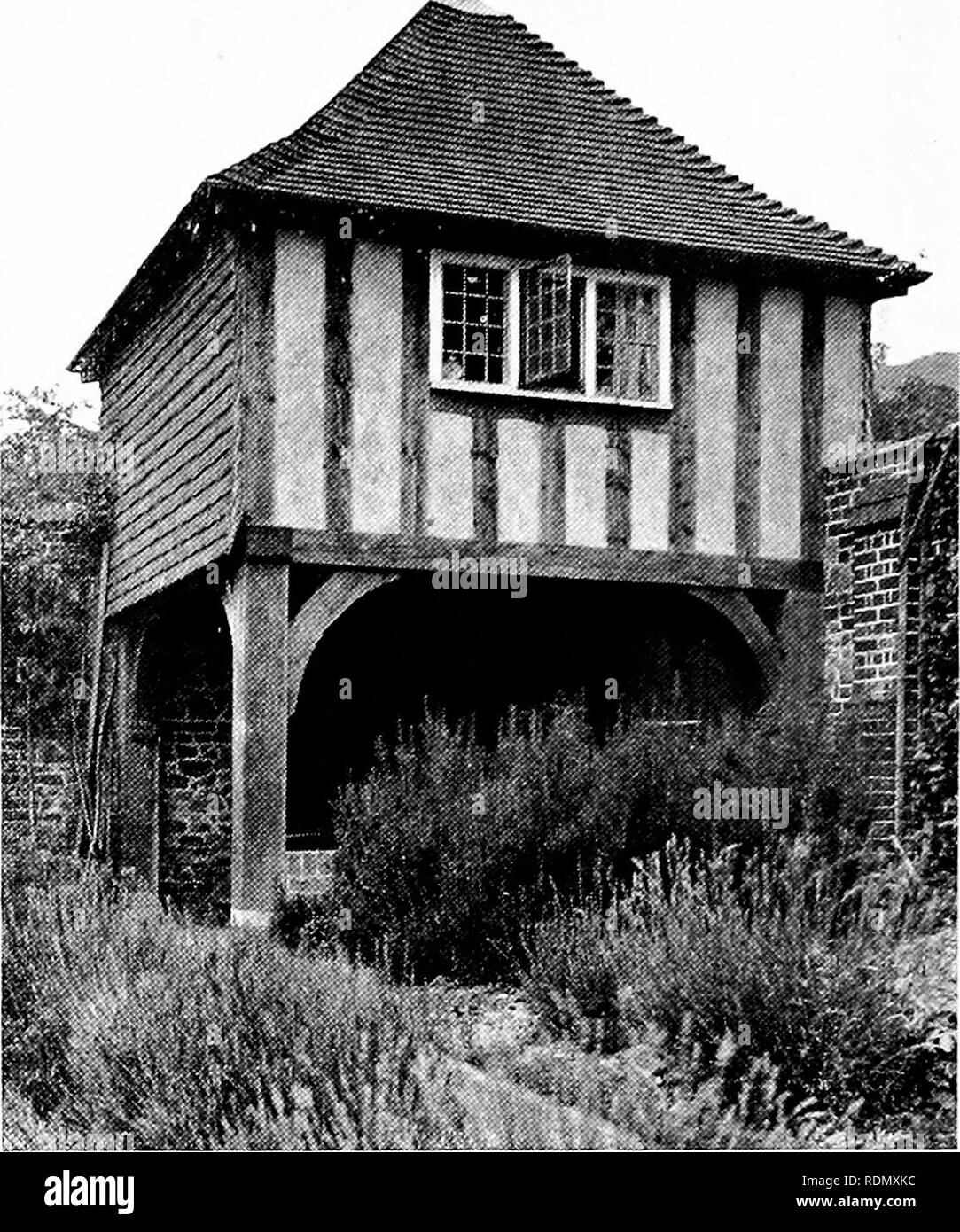 Jardines de pequeñas casas de campo. Jardines. FIG. 309 -RONDA GAKDKN  IIOUSE RIDGL De a poco. FIG.  DE DOS PISOS. encantador pabellón curvo,  con los azulejos bien 