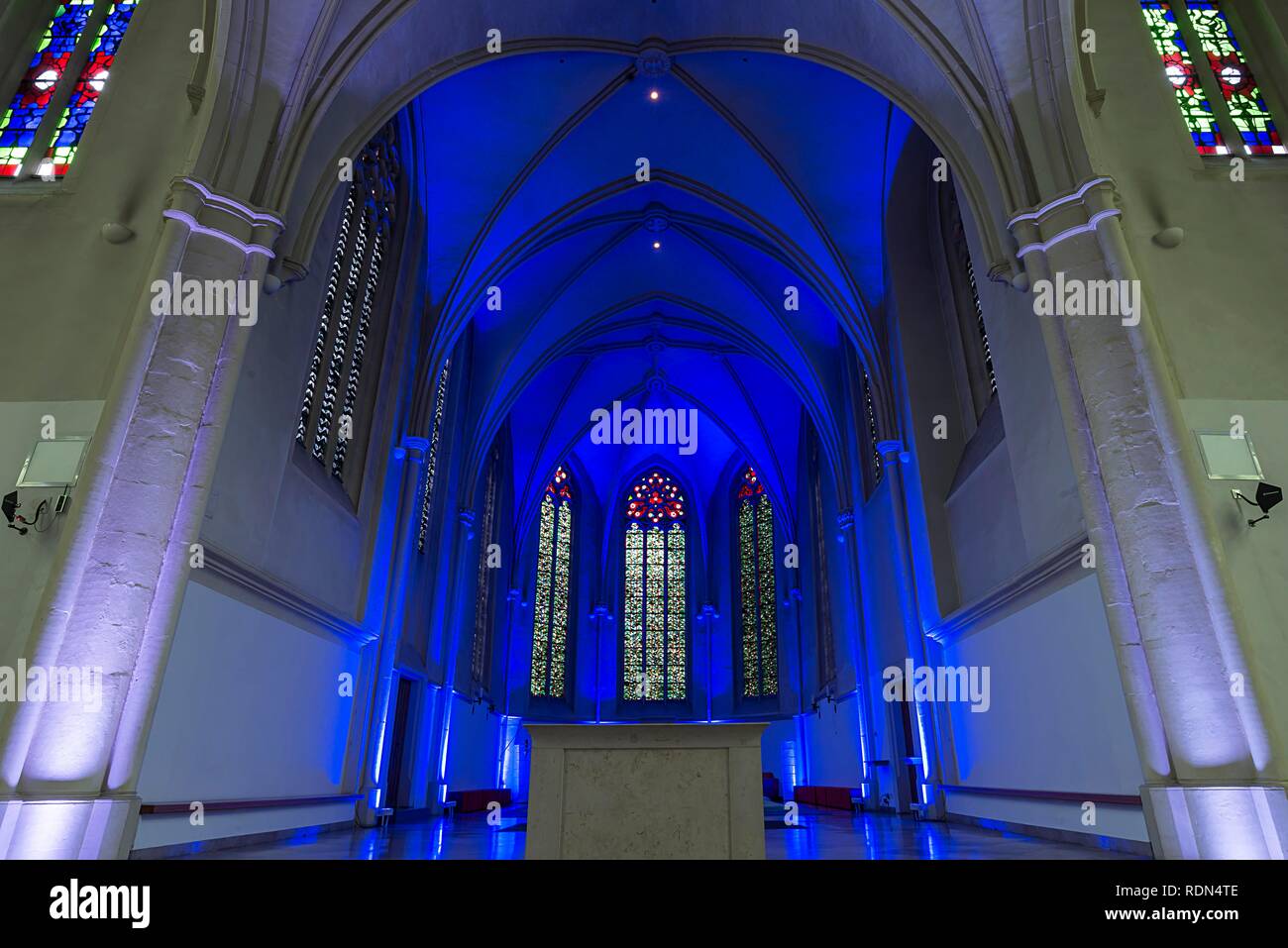 Santuario iluminado azul de la Iglesia de San Martín, Münster, Renania del Norte-Westfalia, Alemania Foto de stock