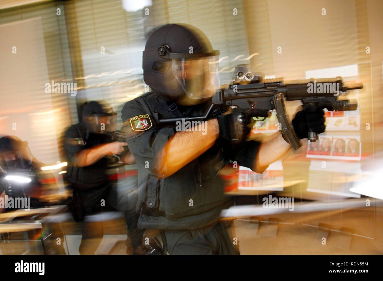 Ensayo de funcionamiento, oficiales de la spezialeinsatzkommando, SEK, una unidad especial de respuesta de la fuerza policial del Estado alemán, Foto de stock
