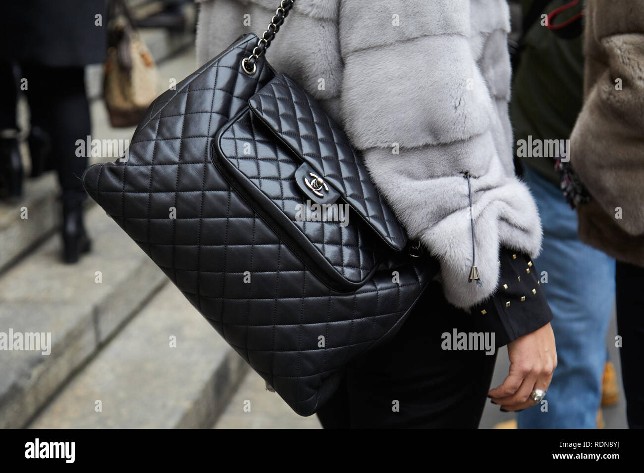 Milán, Italia - enero de 2019: Mujer con cuero negro Chanel bolso y gris antes de Frankie Morello Fashion Show, de la Semana de la moda de Milán