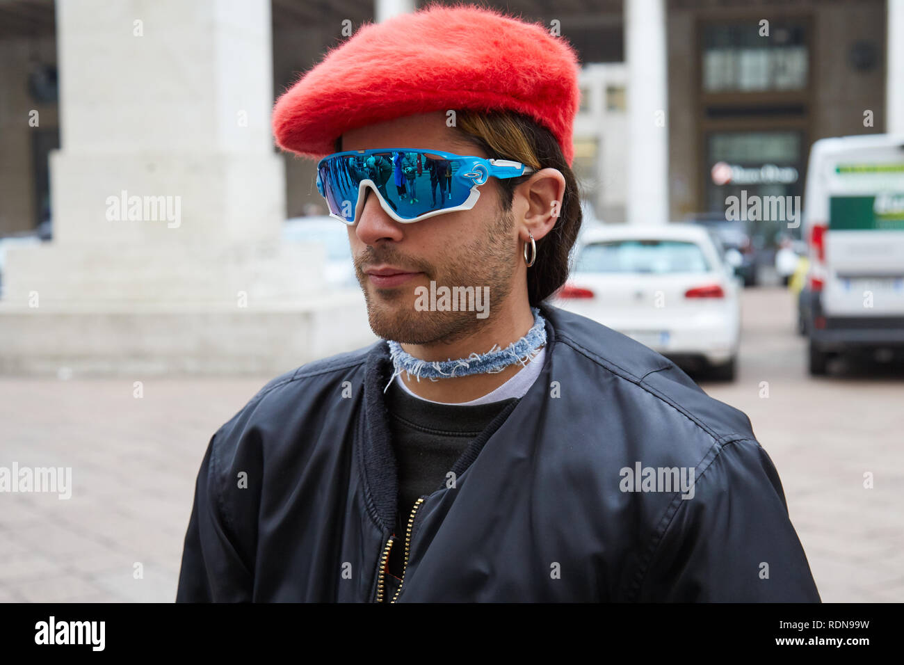 Milán, Italia - 12 de de 2019: el hombre con sombrero rojo y azul Oakley gafas de sol antes de Frankie Morello Fashion Show, la Semana de moda de