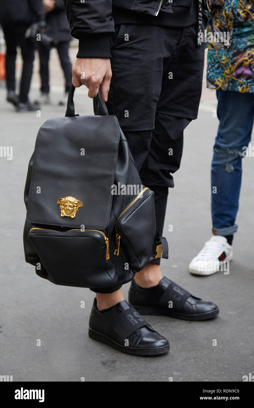 Milán, Italia - 12 de enero de 2019: el hombre con cuero negro mochila de  Versace antes de Frankie Morello Fashion Show, la Semana de la moda de  Milán street style Fotografía