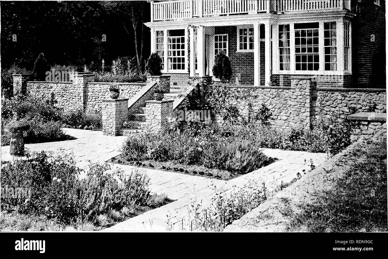 Jardines de pequeñas casas de campo. Jardines. FIG.  DE PLEWLAND  jardín. Lane, es un buen ejemplo de lo que puede hacerse en un espacio  limitado (Figs. 81 y 82). El