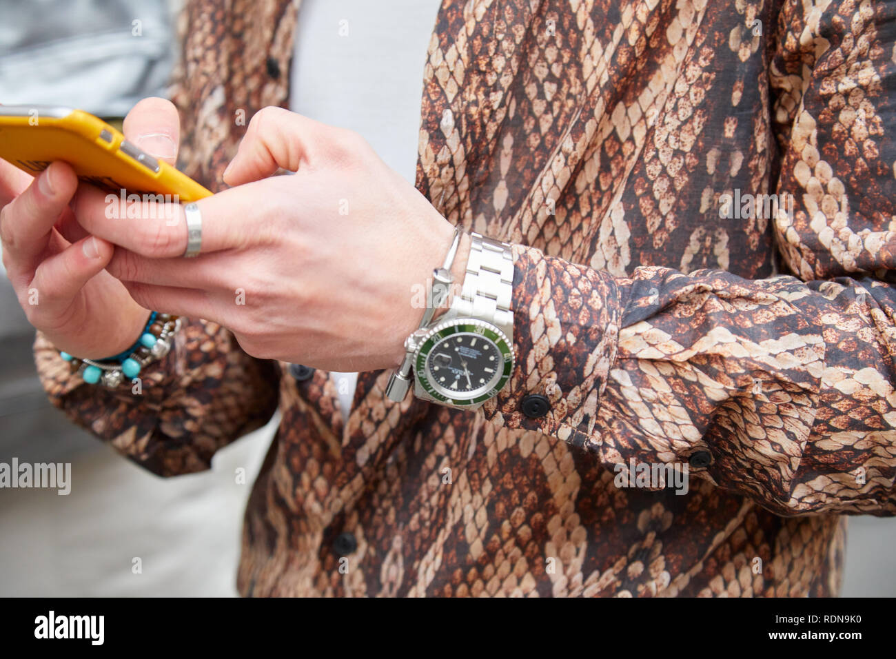 Milán, Italia - 12 de enero de 2019: el hombre con Rolex Submariner reloj  con dial verde mirando smartphone antes de Frankie Morello Milan Fashion  Show, Fash Fotografía de stock - Alamy