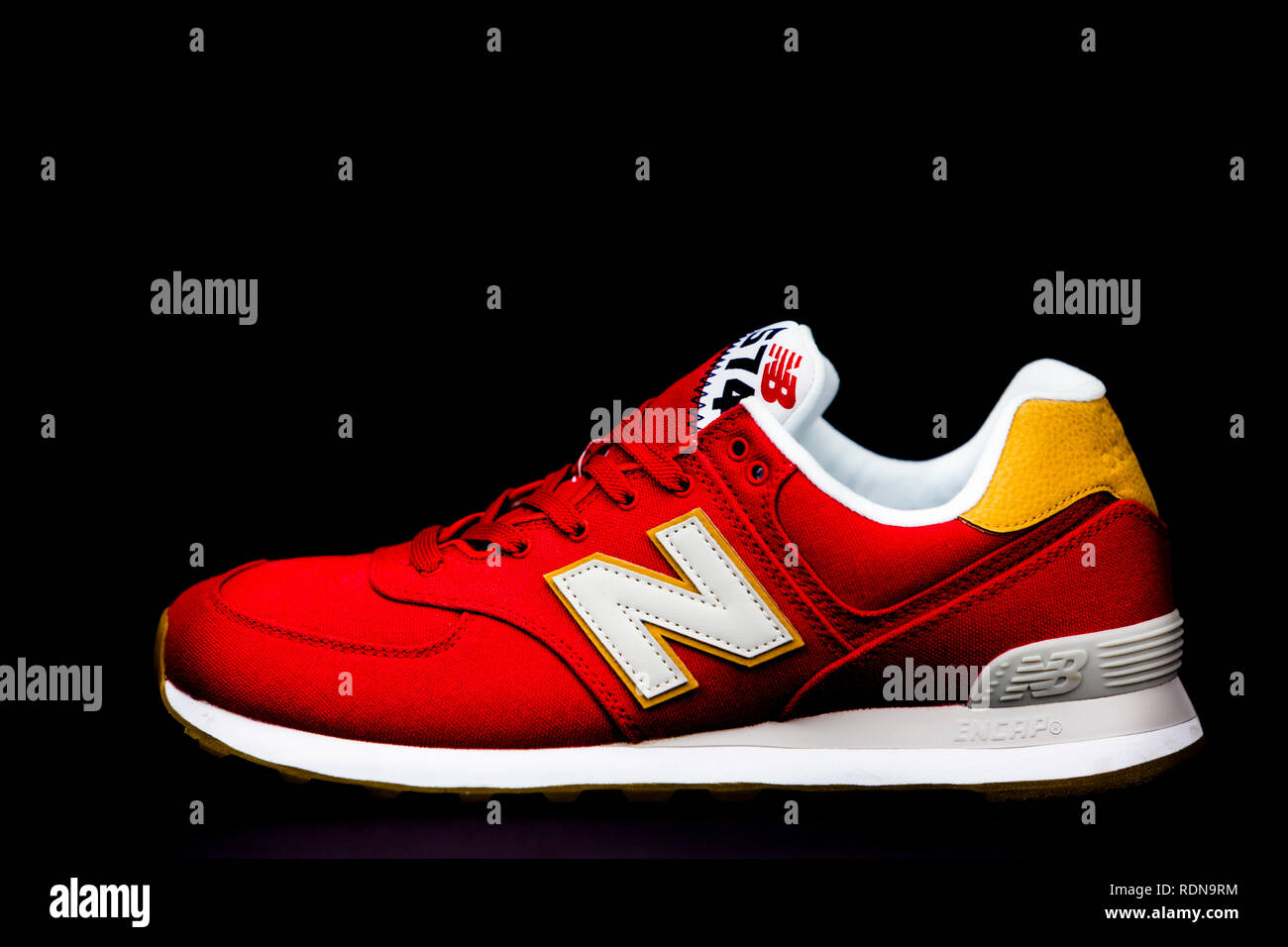 BOSTON, MA, EE.UU., Enero 2019 - Nuevo balance NB 574 zapatos atléticos  sobre fondo negro studio.