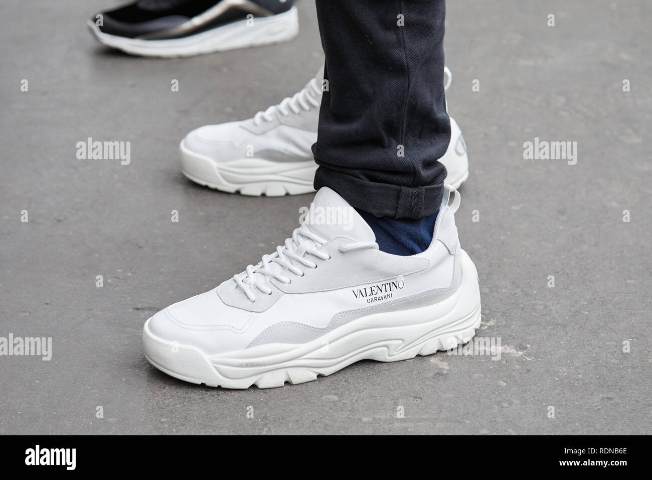 Milán, Italia - de enero 2019: el hombre con Valentino antes de Frankie Morello Fashion Show, la Semana de la moda de Milán street style Fotografía de stock - Alamy