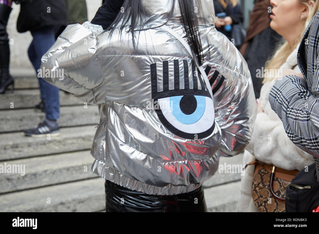 Milán, Italia - 12 de enero de 2019: Una mujer con plata Chiara Ferragni  chaqueta acolchada con ojo logotipo antes de Frankie Morello Fashion Show,  la Semana de la moda de Milán