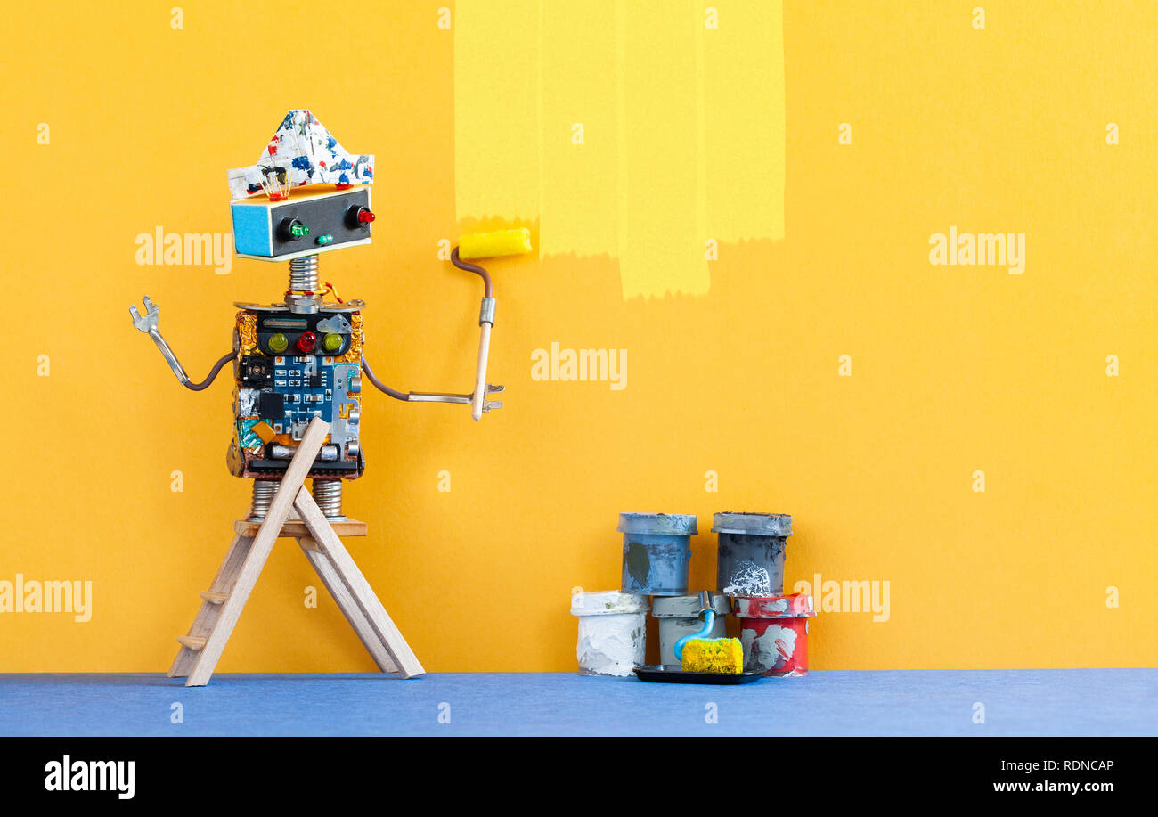Decorador robot vuelve a pintar la pared de la habitación en color  amarillo. Pintor divertido robot de juguete y redecoración interior  interior concepto espacio de copia Fotografía de stock - Alamy