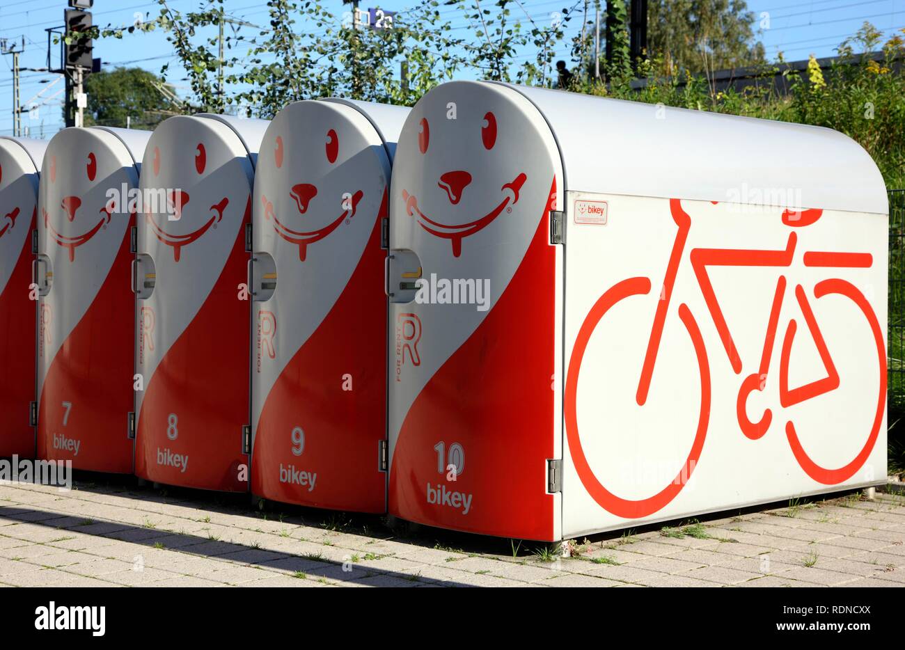 Bikey, taquillas para alquilar bicicletas para el estacionamiento seguro de  bicicletas, Bottrop, Renania del Norte-Westfalia Fotografía de stock - Alamy