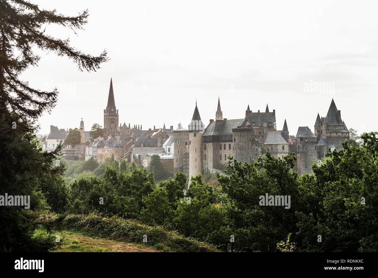 Vista de la ciudad y el castillo, Vitré, Bretaña, Francia Foto de stock