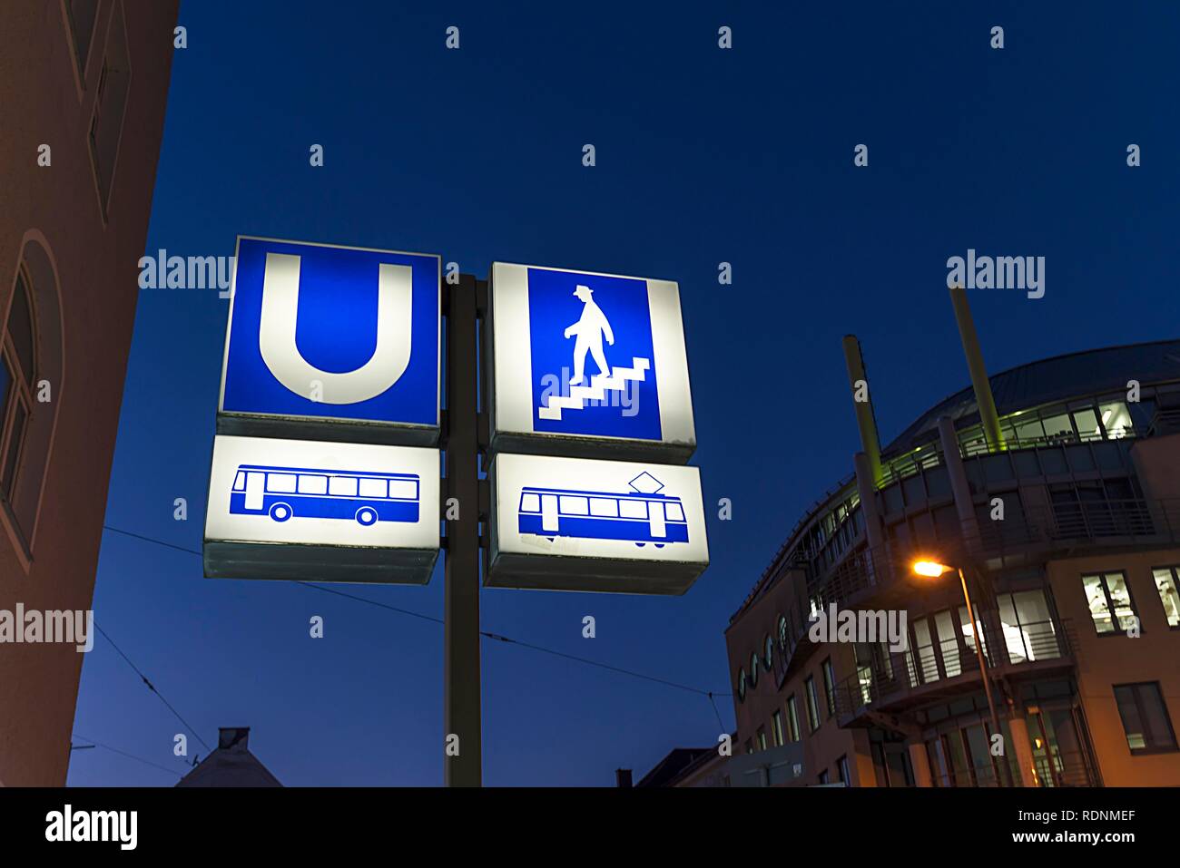 Encendido señales de información en las estaciones de metro, metro, autobuses, tranvías, Munich, la Alta Baviera, Baviera, Alemania Foto de stock