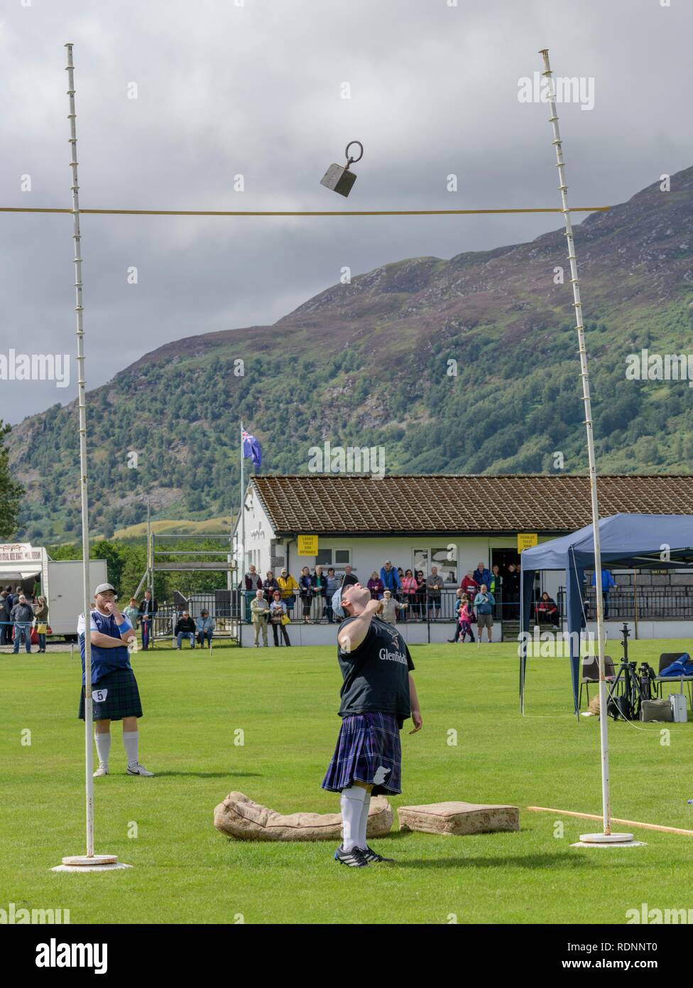 Concurso de peso para la talla, los Highland Games, Newtonmore, Scotland, Reino Unido Foto de stock