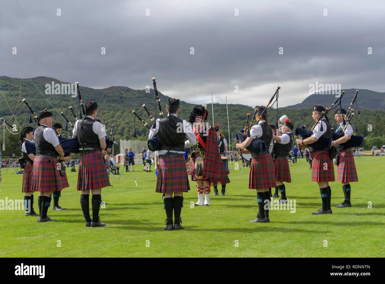 Bandas de tubo de la competencia, los Highland Games, Newtonmore, Scotland, Reino Unido Foto de stock