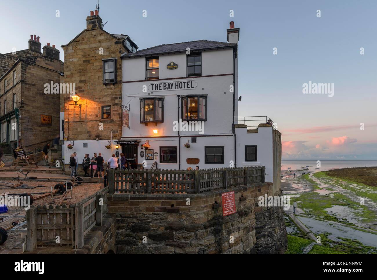El Bay Hotel y Pub, la Bahía de Robin Hood, England, Reino Unido Foto de stock