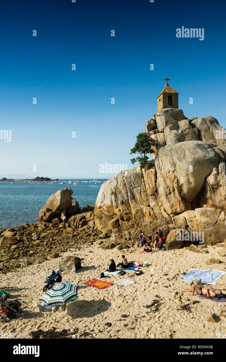 Playa y capilla sobre rocas, Port Blanc, Côte de Granit Rose, Cotes d'Armor, Bretaña, Francia Foto de stock