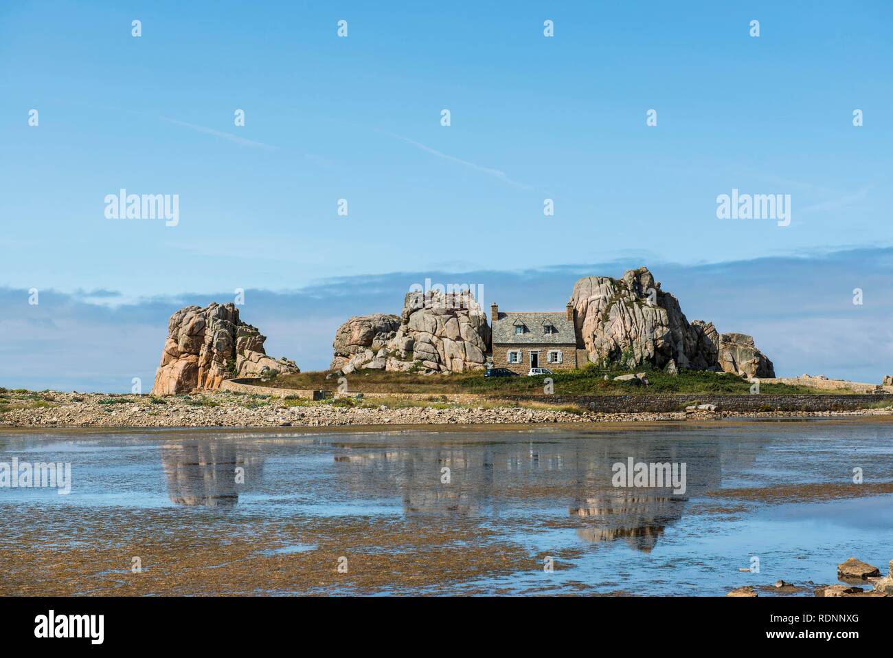 Casa entre rocas, Castel Meur, La Gouffre, Plougrescant, Côte de Granit Rose, Cotes d'Armor, Bretaña, Francia Foto de stock